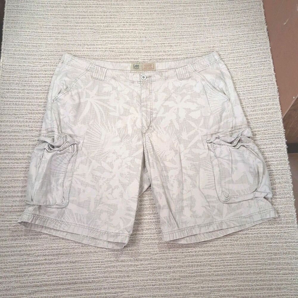 LEE DUNGAREES MENS CARGO SHORTS SIZE 42 HEAVY COTTON FLORAL PALM CAMO BEIGE